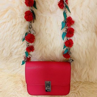ザラ(ZARA)のzara ミニショルダーバッグ  チェーンストラップ花装飾付き ピンク(ショルダーバッグ)