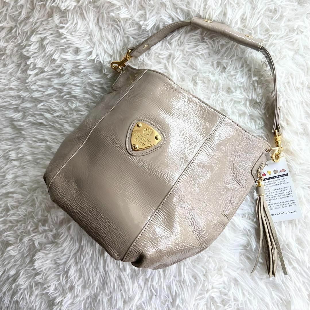 新品 アタオ キャンディ ショルダーバッグ エナメル レザー グレージュ