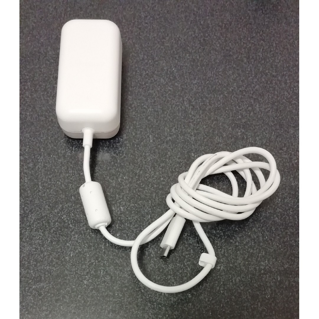 ドコモ ACアダプタ 07 本体のみ スマホ/家電/カメラのスマートフォン/携帯電話(バッテリー/充電器)の商品写真