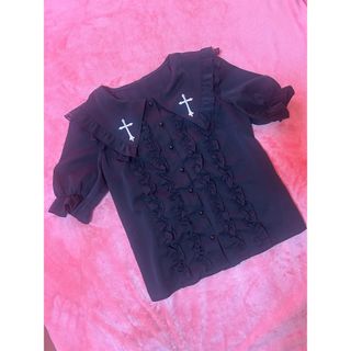 大きな襟に十字架 フリルブラウス  ブラック　新品未使用(シャツ/ブラウス(半袖/袖なし))
