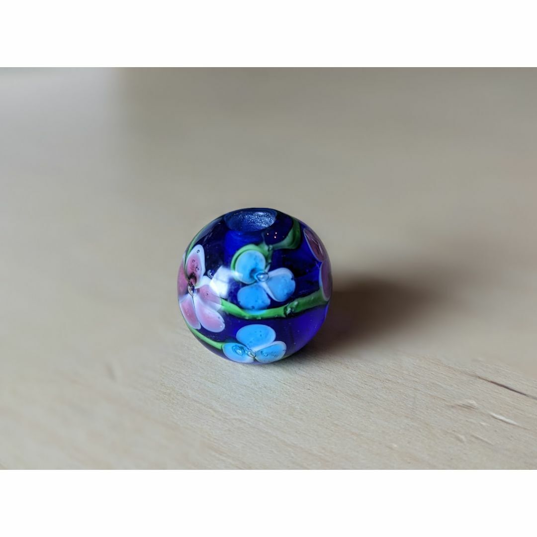人気色【青色】とんぼ玉　大粒　18mm　トンボ玉 蜻蛉玉　簪　浴衣 ハンドメイドの素材/材料(各種パーツ)の商品写真