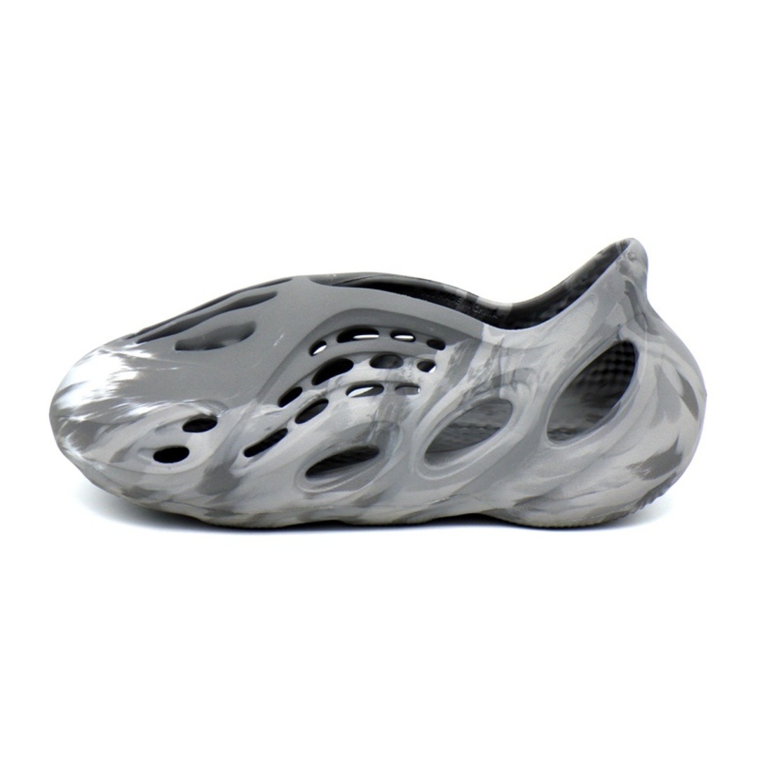 adidas(アディダス)のアディダス adidas × カニエウエスト KANYE WEST 【 YEEZY Foam Runner MX Granite IE4931 】 イージー フォーム ランナー MX グラナイト f26968 メンズの靴/シューズ(サンダル)の商品写真