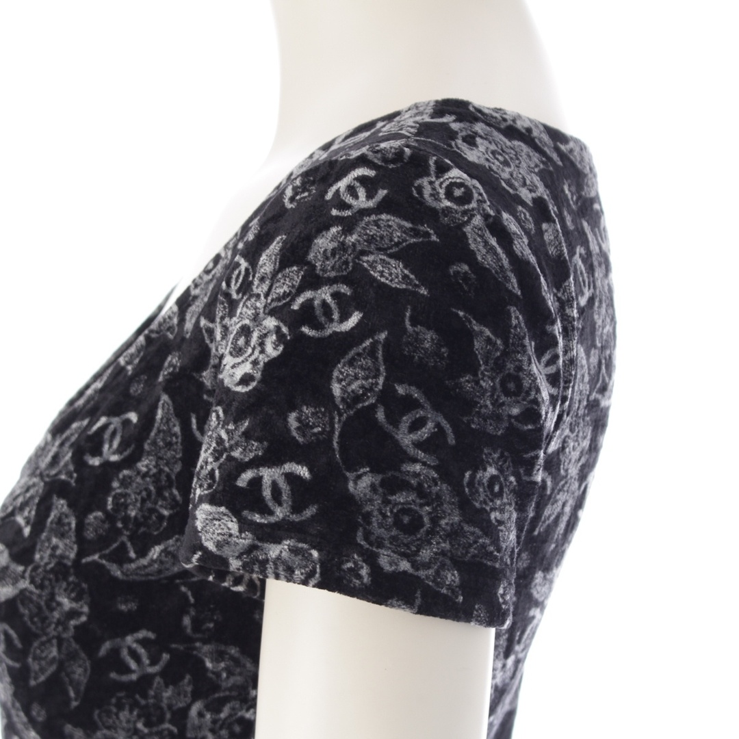 CHANEL(シャネル)のシャネル 24‐25AW ベロア ラインストーン ココマーク 総柄 カットソー 半袖 トップス P78132 ブラック 34【中古】 レディースのトップス(カットソー(長袖/七分))の商品写真