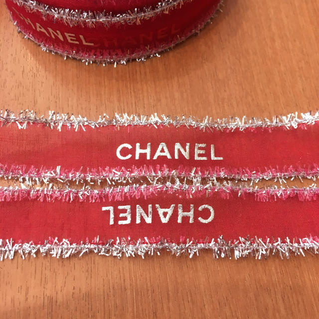 CHANEL(シャネル)の200cmシャネル・赤×シルバーレターリボン インテリア/住まい/日用品のオフィス用品(ラッピング/包装)の商品写真