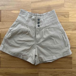 イオン(AEON)のベージュショートパンツ ウエストゴム ボタン付き(パンツ/スパッツ)