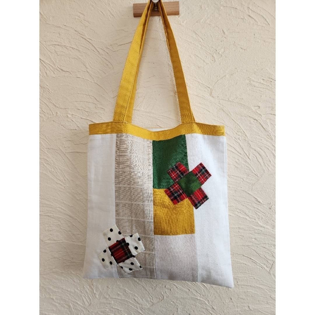 パッチワークと花刺繍　トートバック ハンドメイドのファッション小物(バッグ)の商品写真