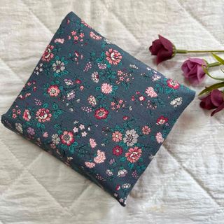 サニタリーポーチ　ハンドメイド（花柄）(ポーチ)