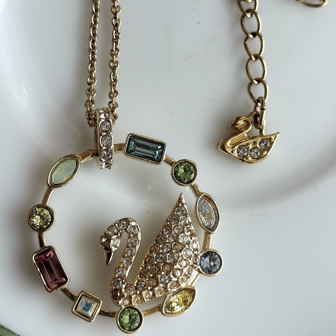 SWAROVSKI(スワロフスキー)のSWAROVSKI レインボー スワン ネックレス レア 未使用 レディースのアクセサリー(ネックレス)の商品写真
