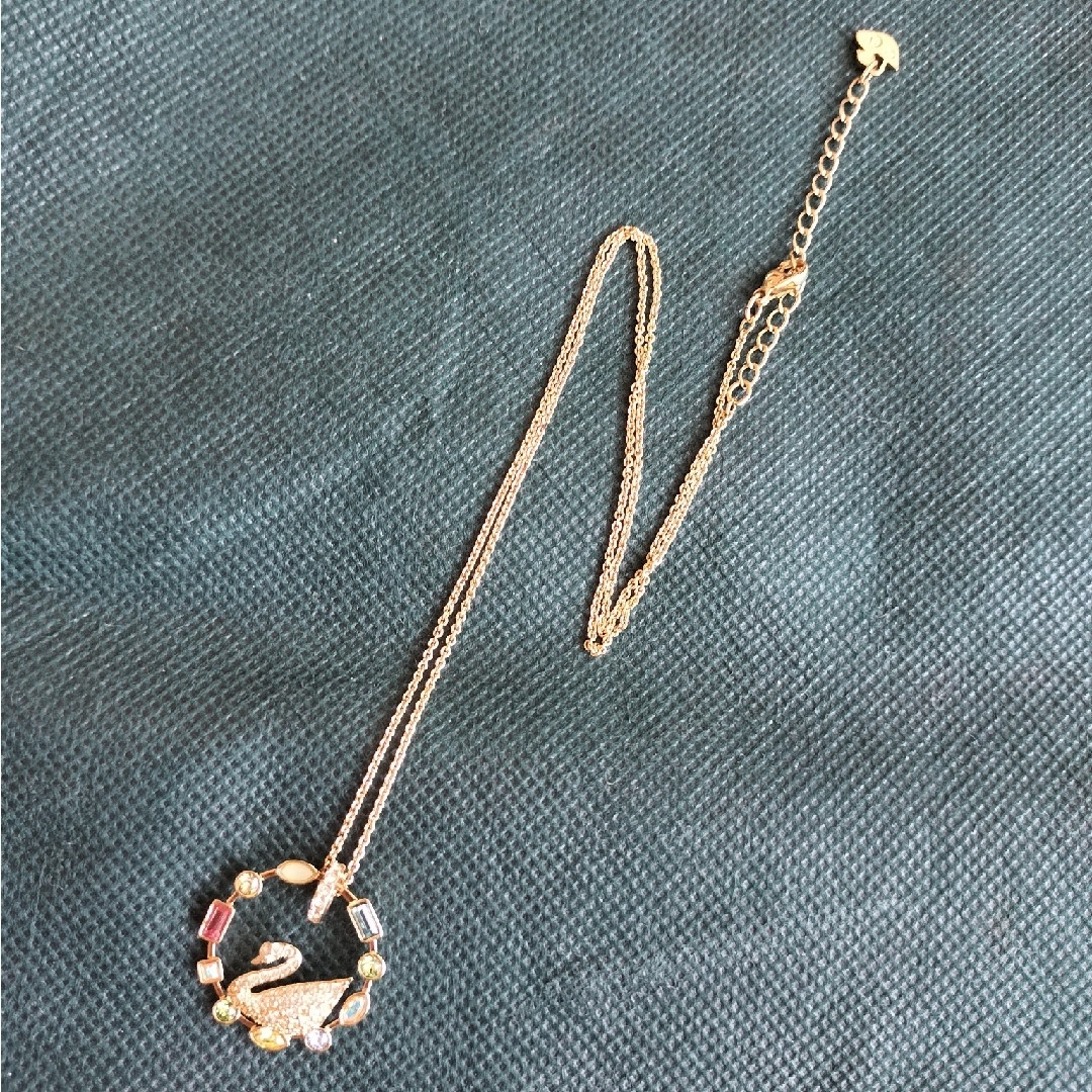 SWAROVSKI(スワロフスキー)のSWAROVSKI レインボー スワン ネックレス レア 未使用 レディースのアクセサリー(ネックレス)の商品写真