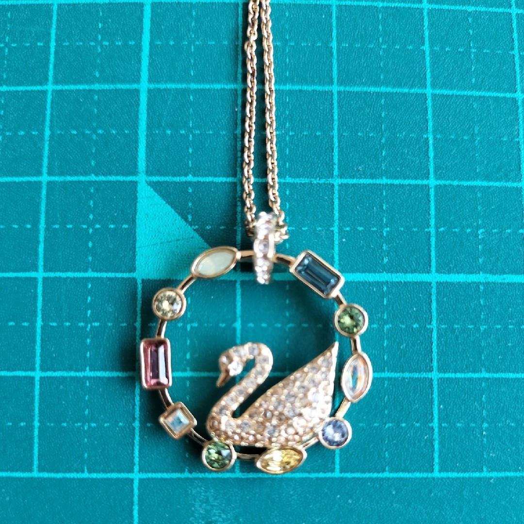 SWAROVSKI(スワロフスキー)のSWAROVSKI レインボー スワン ネックレス レア 未使用 レディースのアクセサリー(ネックレス)の商品写真