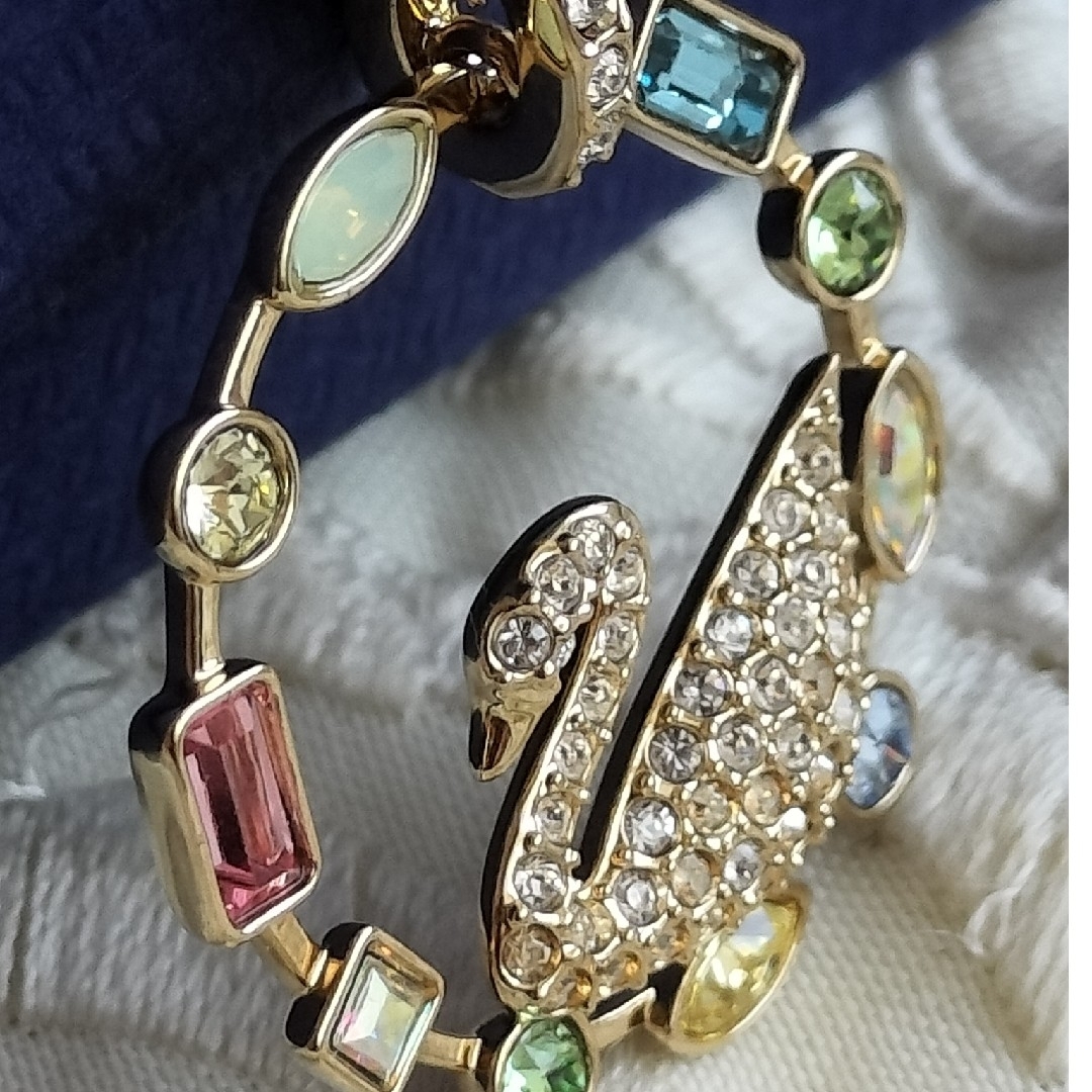 SWAROVSKI(スワロフスキー)のSWAROVSKI レインボー スワン ネックレス レア 未使用 レディースのアクセサリー(ネックレス)の商品写真