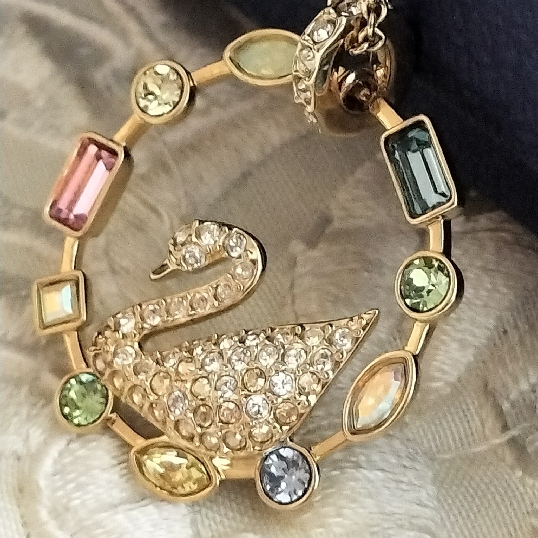 SWAROVSKI(スワロフスキー)のSWAROVSKI レインボー スワン ネックレス レア 未使用 レディースのアクセサリー(ネックレス)の商品写真