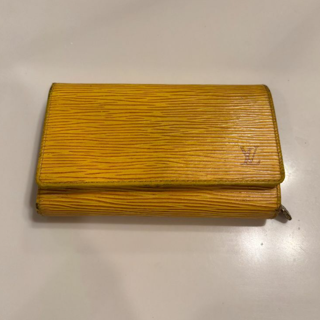 LOUIS VUITTON - LOUIS VUITTON エピ 二つ折り財布 イエローの
