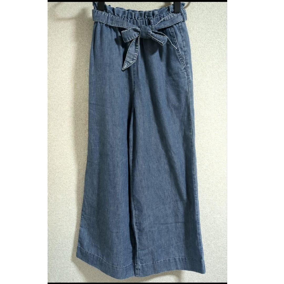H&M(エイチアンドエム)の新品同様　Ｈ＆Ｍ　ライトデニム　クロップドパンツ　ブルー　XS レディースのパンツ(クロップドパンツ)の商品写真