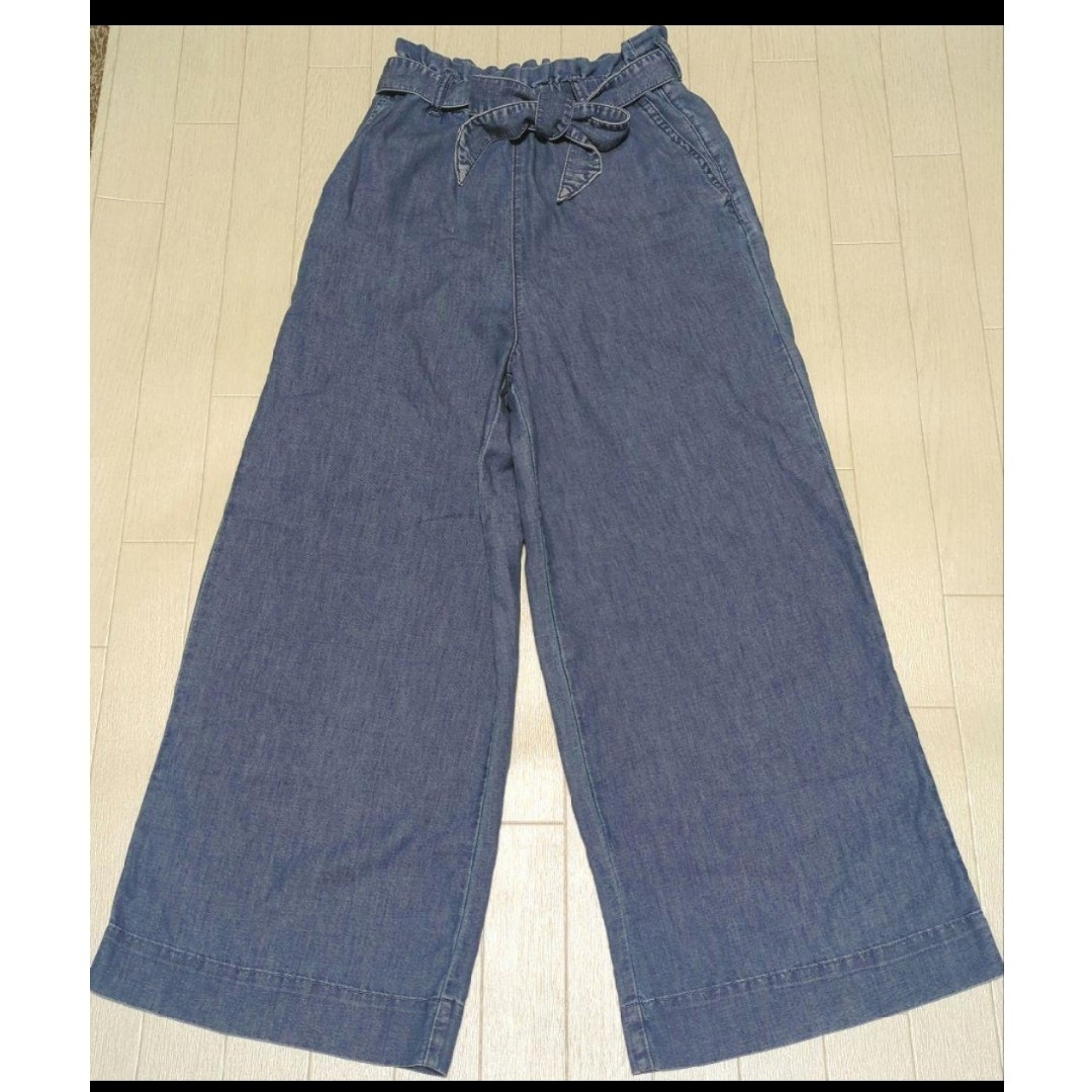 H&M(エイチアンドエム)の新品同様　Ｈ＆Ｍ　ライトデニム　クロップドパンツ　ブルー　XS レディースのパンツ(クロップドパンツ)の商品写真