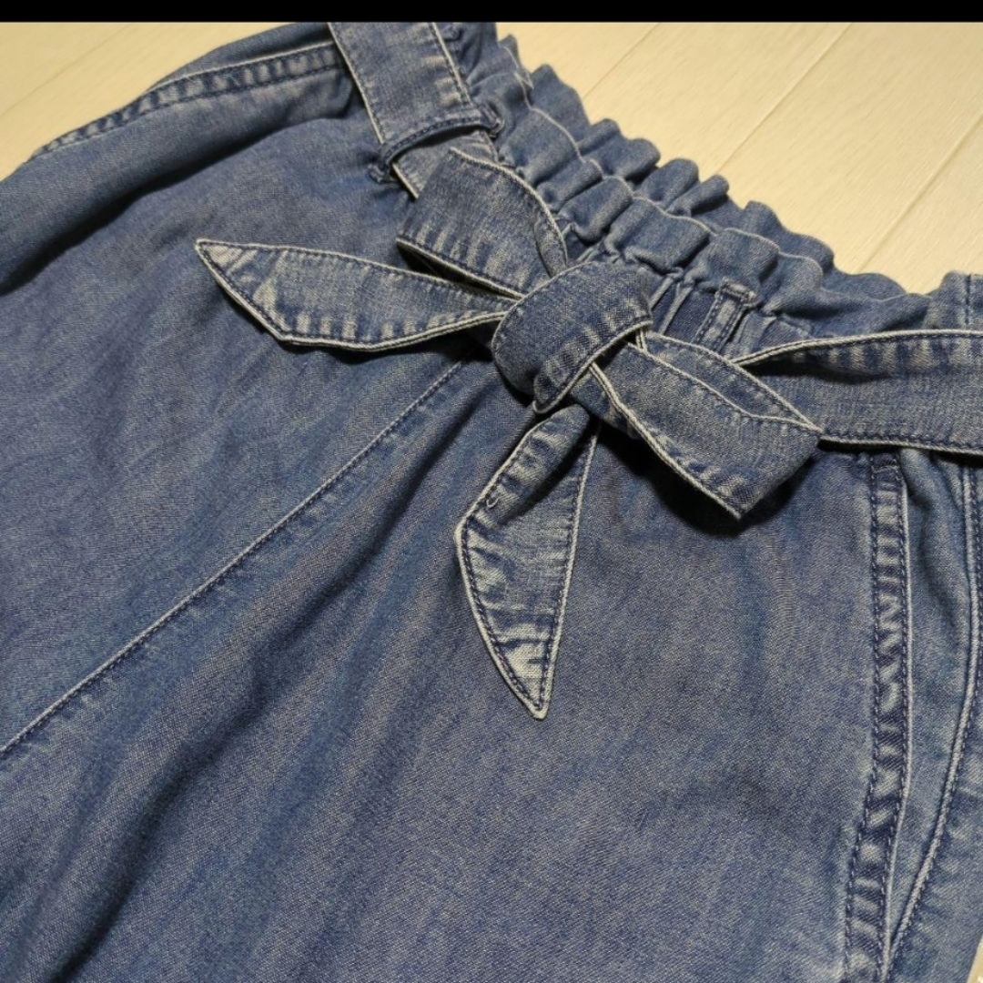H&M(エイチアンドエム)の新品同様　Ｈ＆Ｍ　ライトデニム　クロップドパンツ　ブルー　XS レディースのパンツ(クロップドパンツ)の商品写真