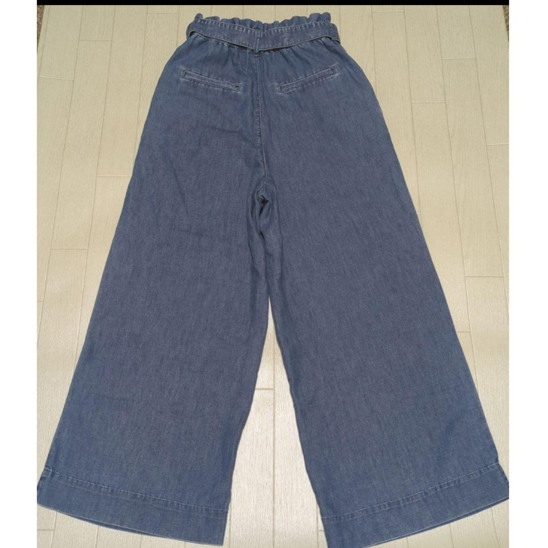 H&M(エイチアンドエム)の新品同様　Ｈ＆Ｍ　ライトデニム　クロップドパンツ　ブルー　XS レディースのパンツ(クロップドパンツ)の商品写真