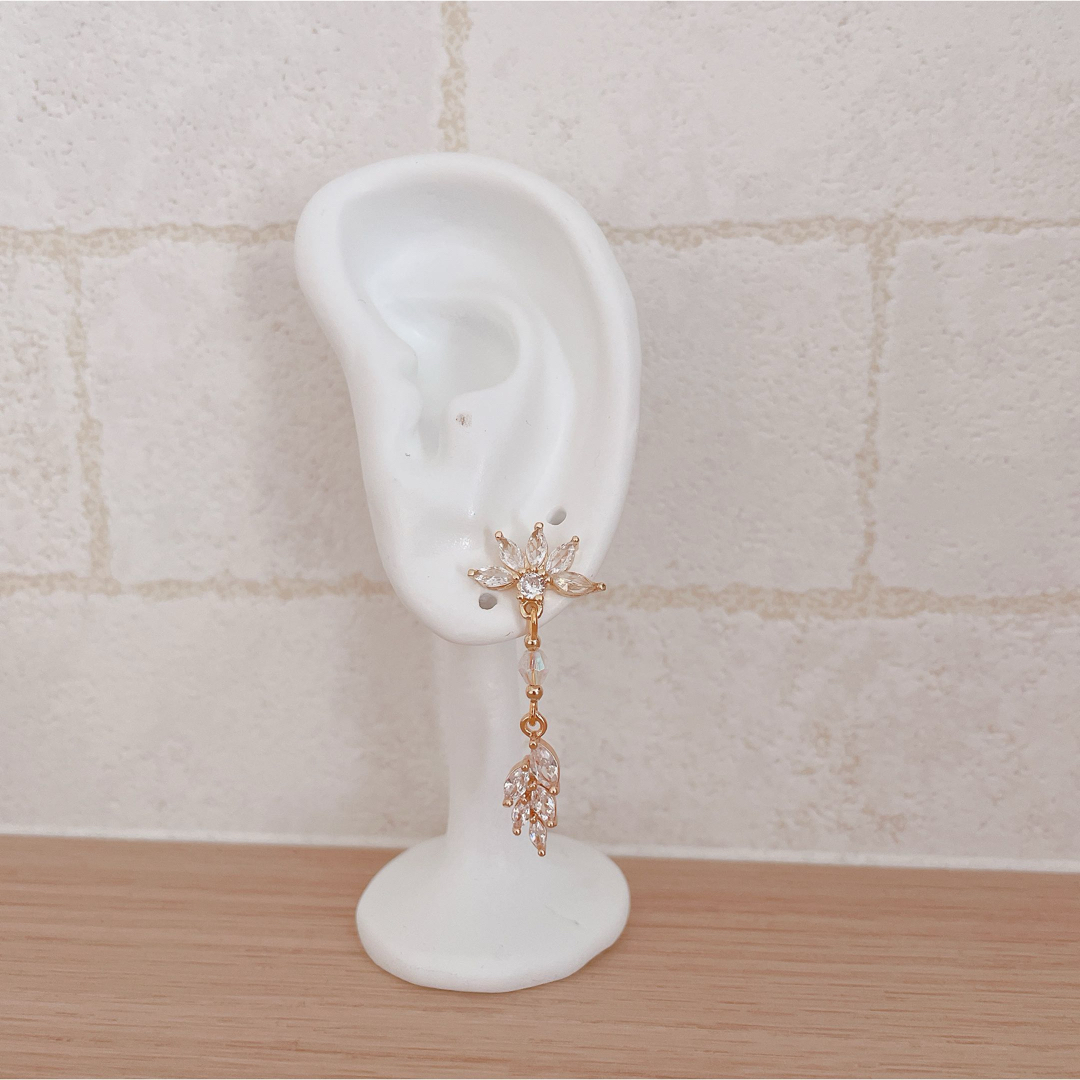 クリスタルチャーム ピアス ゴール ハンドメイドのアクセサリー(ピアス)の商品写真