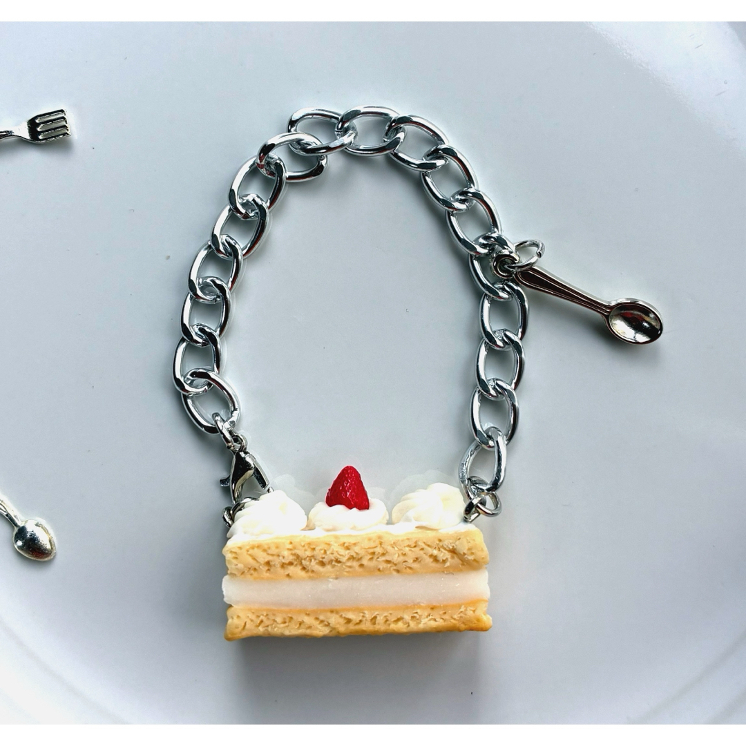 【選べるチェーンカラー】ショートケーキのバックチャーム　キーホルダー　 ハンドメイドのアクセサリー(キーホルダー/ストラップ)の商品写真