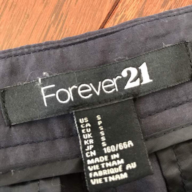 FOREVER 21(フォーエバートゥエンティーワン)のForever21 タックテーパードパンツ ネイビー レディースのパンツ(クロップドパンツ)の商品写真