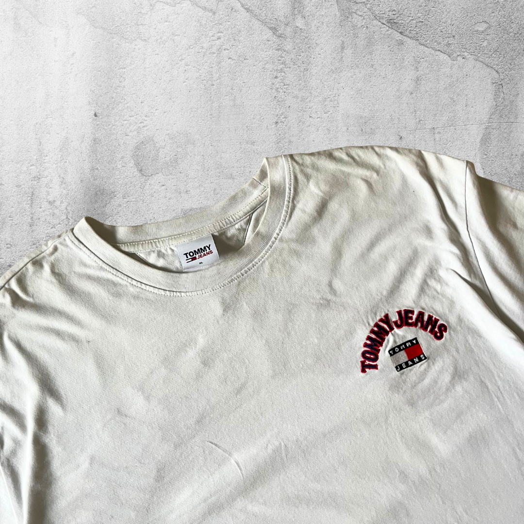 TOMMY JEANS(トミージーンズ)のTOMMY JEANS ロゴ刺繍 Tシャツ XL ホワイト 古着 カジュアル メンズのトップス(Tシャツ/カットソー(半袖/袖なし))の商品写真