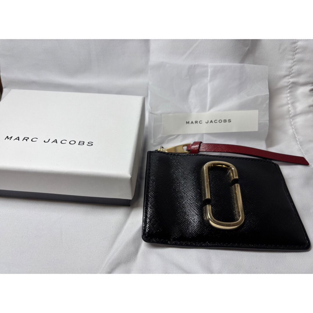 ★国内即発送【PEANUTS X MARC JACOBS】ジップ マルチウォレット MARC JACOBS - MARC JACOBS ザ スナップショット トップ ジップ