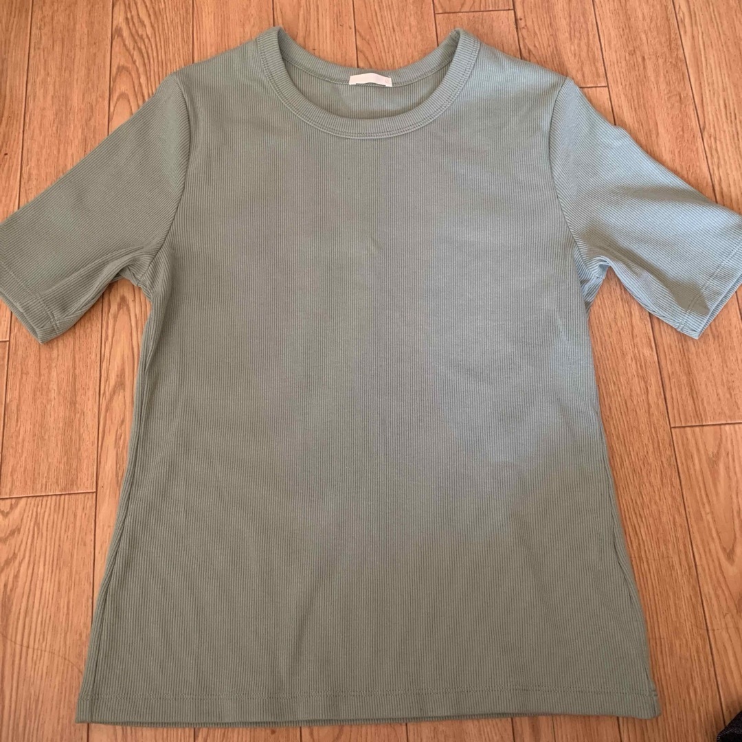 GU(ジーユー)のGU オリーブグリーン 半袖 Tシャツ レディースのトップス(Tシャツ(半袖/袖なし))の商品写真