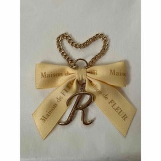 メゾンドフルール(Maison de FLEUR)のメゾンドフルール Maison de FLEUR イニシャルチャーム R  黄色(バッグチャーム)