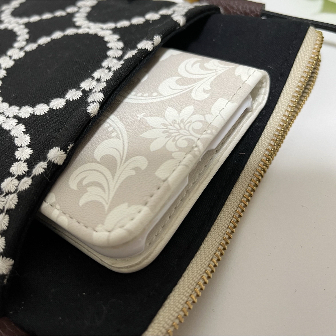 刺繍　サークル　ブラック　スマホポーチ　スマホポシェット　ハンドメイド レディースのバッグ(ショルダーバッグ)の商品写真
