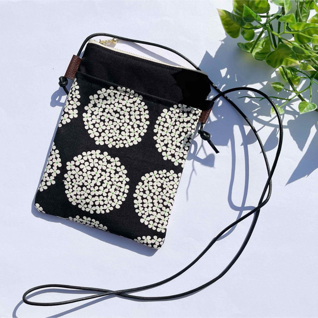 紫陽花　ブラック　スマホケース　スマホポーチ　スマホショルダー　ハンドメイド レディースのバッグ(ショルダーバッグ)の商品写真