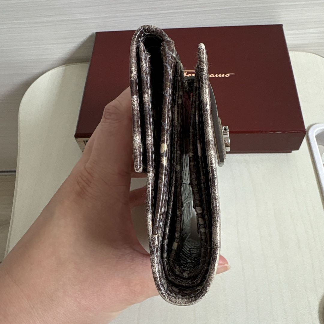 サルバトーレフェラガモ✨長財布　二つ折り　型押し　黒　イタリア製 Salvatore Ferragamo - Salvatore Ferragamo 長財布 革 リザード