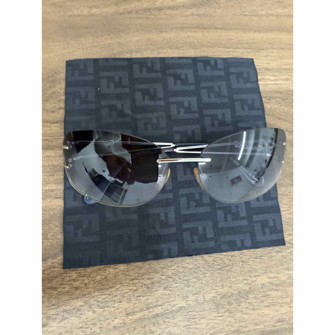 FENDI(フェンディ)の【FENDI フェンディ サングラス ロゴテンプル イタリア製 ケース付き】 レディースのファッション小物(サングラス/メガネ)の商品写真