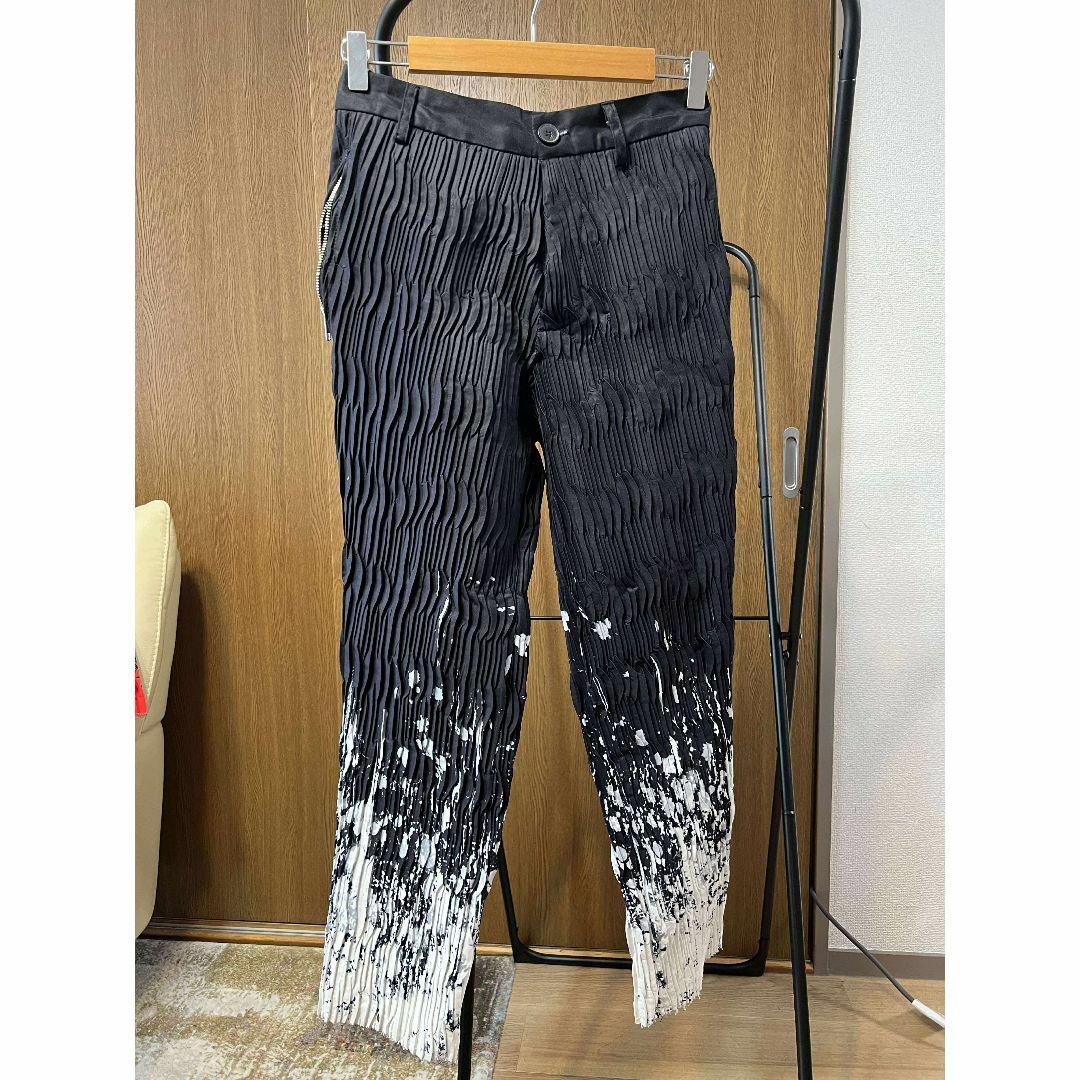 ISSEY MIYAKE(イッセイミヤケ)のプリーツパンツ メンズのパンツ(チノパン)の商品写真
