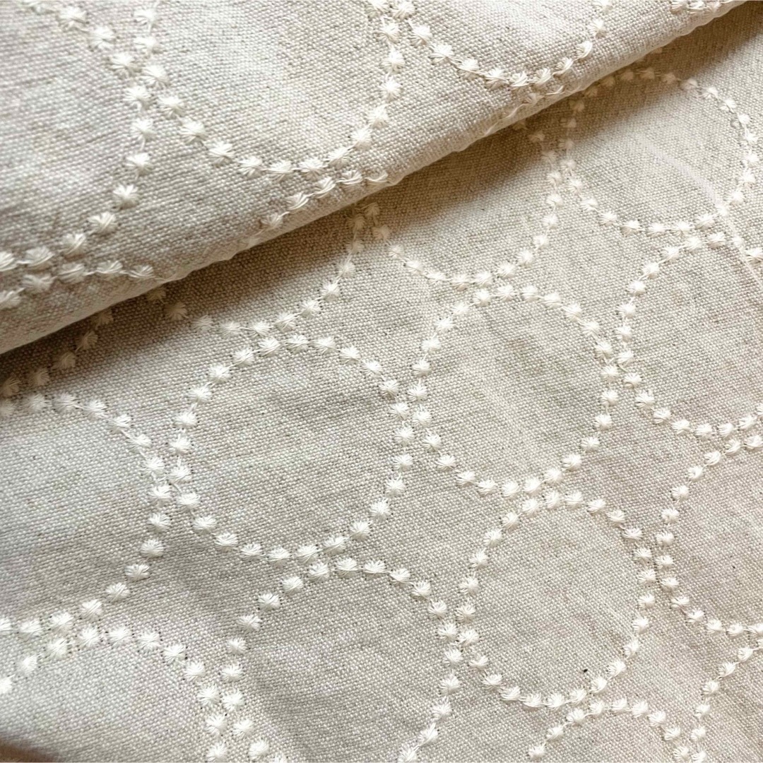 刺繍生地【70㎝×50㎝】タンバリン柄　コットンリネン ハンドメイドの素材/材料(生地/糸)の商品写真
