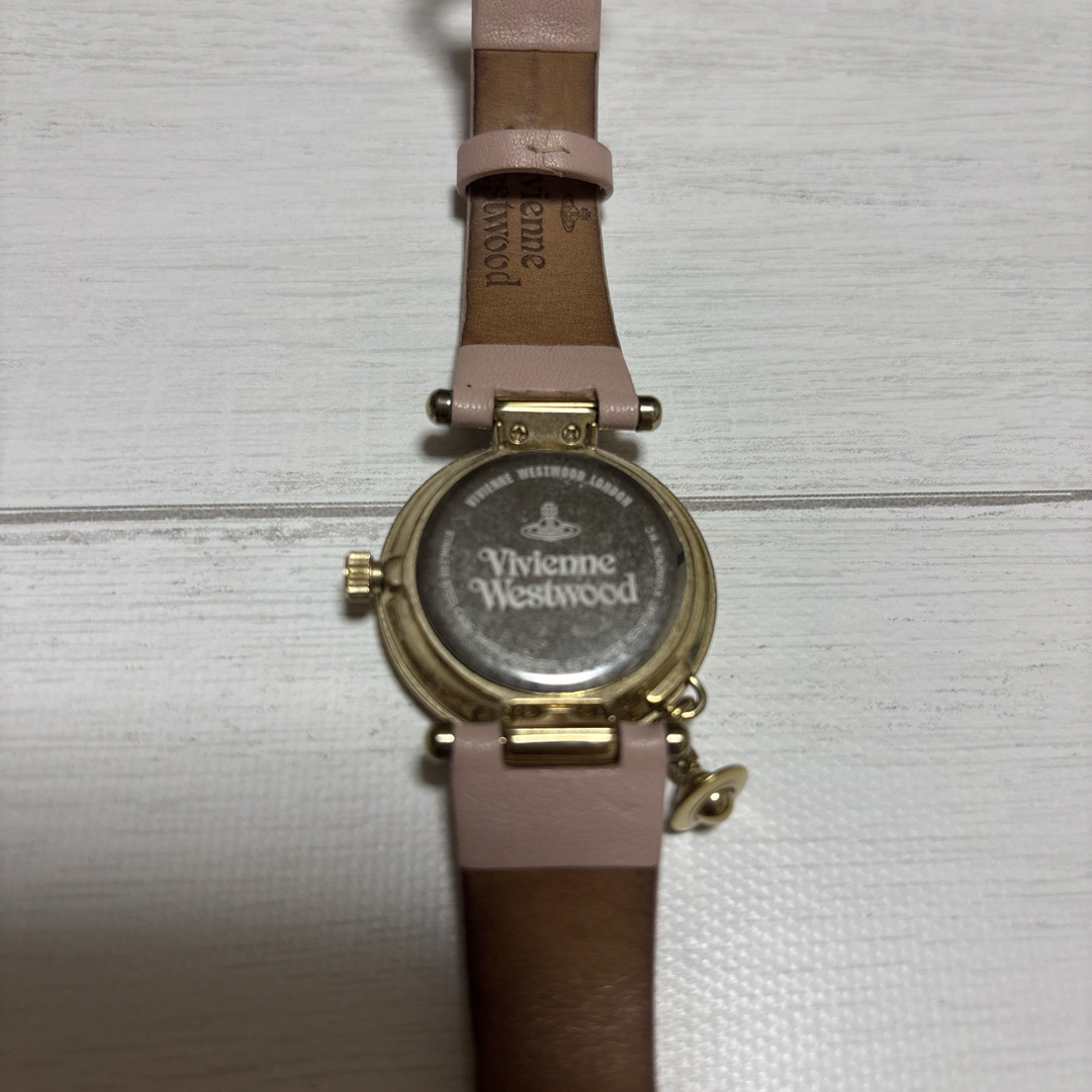 Vivienne Westwood ピンクレザー腕時計 Vivienne Westwood ピンクレザーベルト時計 - 時計公式 ストア
