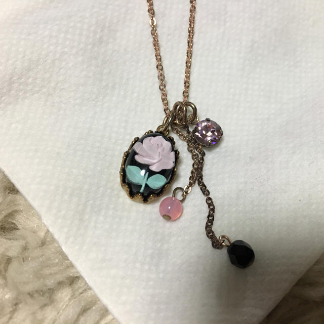 Cynthia Rowley(シンシアローリー)のシンシアローリー  バラ柄  ネックレス レディースのアクセサリー(ネックレス)の商品写真