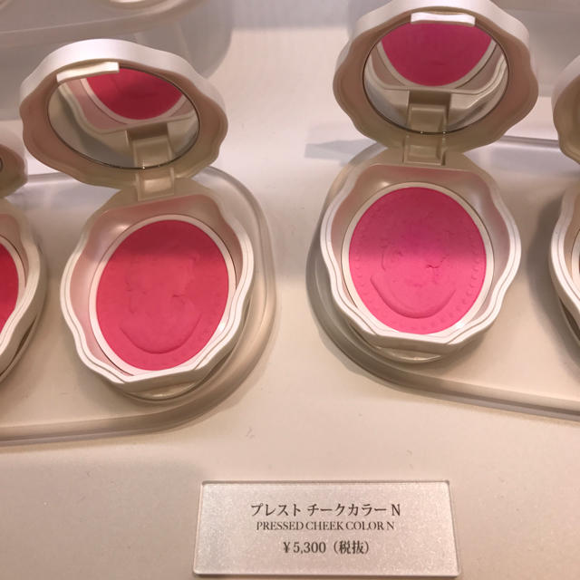 Les Merveilleuses LADUREE(レメルヴェイユーズラデュレ)のレ・メルヴェイユーズラデュレ♡プレストチークカラーM コスメ/美容のベースメイク/化粧品(チーク)の商品写真