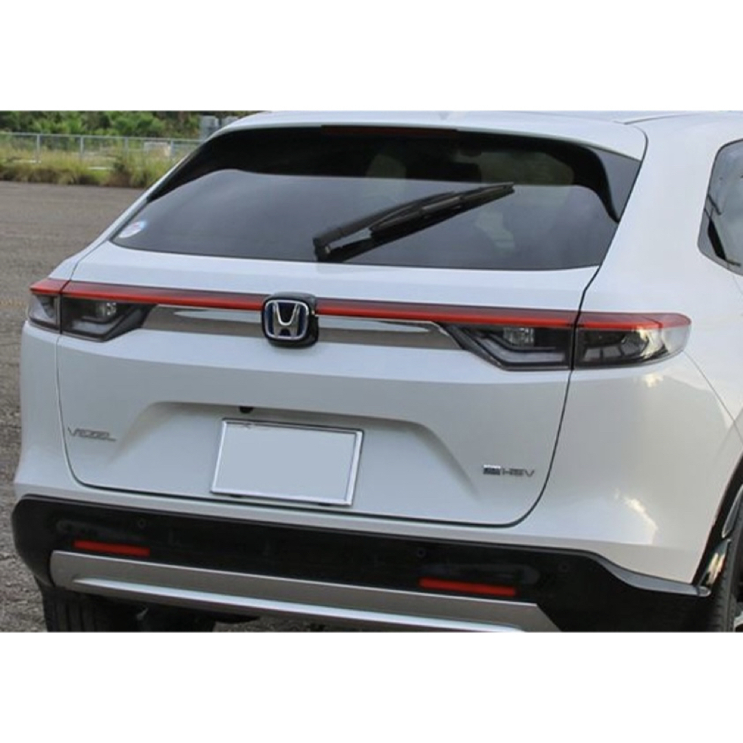 新型ヴェゼル RV系 VEZEL リアドアガーニッシュ【C688】 自動車/バイクの自動車(車内アクセサリ)の商品写真
