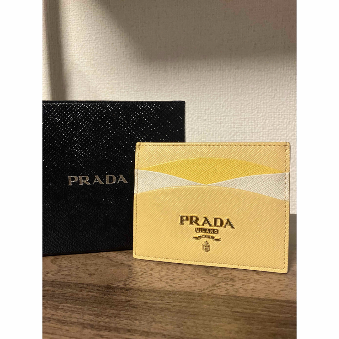 PRADA(プラダ)の【超美品】PRADA プラダ　カードケース　パスケース　サフィアーノイエロー レディースのファッション小物(名刺入れ/定期入れ)の商品写真