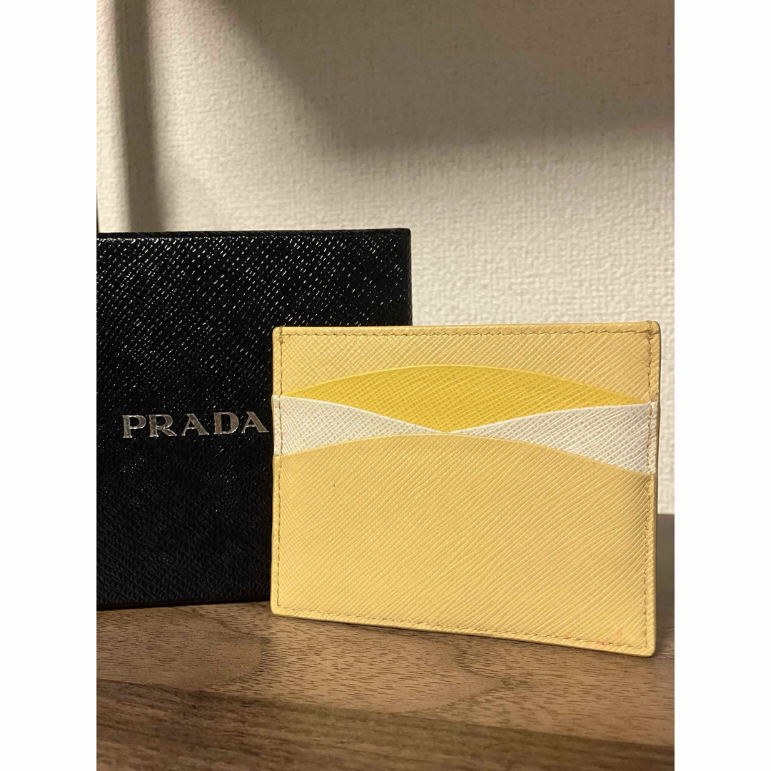 PRADA(プラダ)の【超美品】PRADA プラダ　カードケース　パスケース　サフィアーノイエロー レディースのファッション小物(名刺入れ/定期入れ)の商品写真