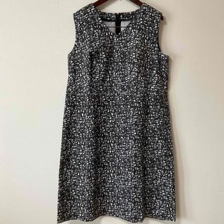 ニジュウサンク(23区)の【超美品】23区 ワンピース　44 ひざ丈 総柄 ノースリーブ　日本製　綿 黒(ひざ丈ワンピース)