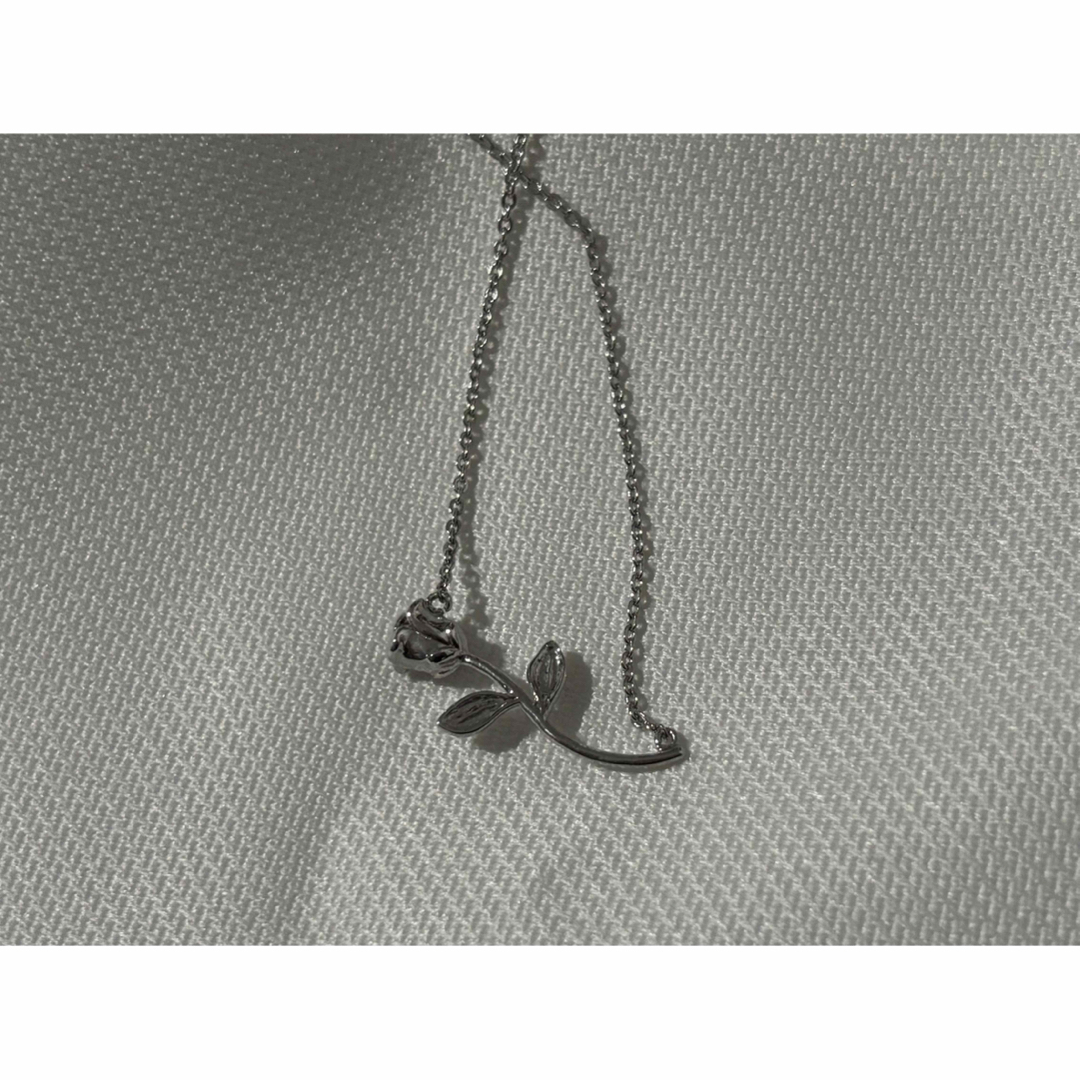 薔薇 バラ モチーフ ネックレス レディースのアクセサリー(ネックレス)の商品写真