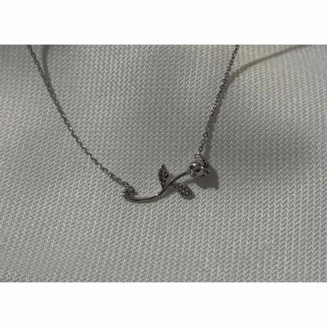 薔薇 バラ モチーフ ネックレス レディースのアクセサリー(ネックレス)の商品写真