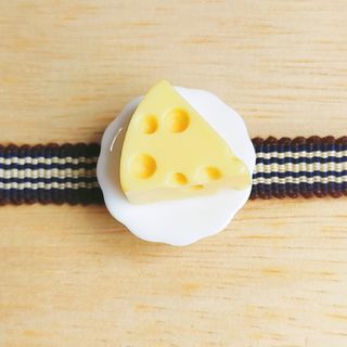チーズの帯留め　和装小物　ハンドメイド　帯留(和装小物)