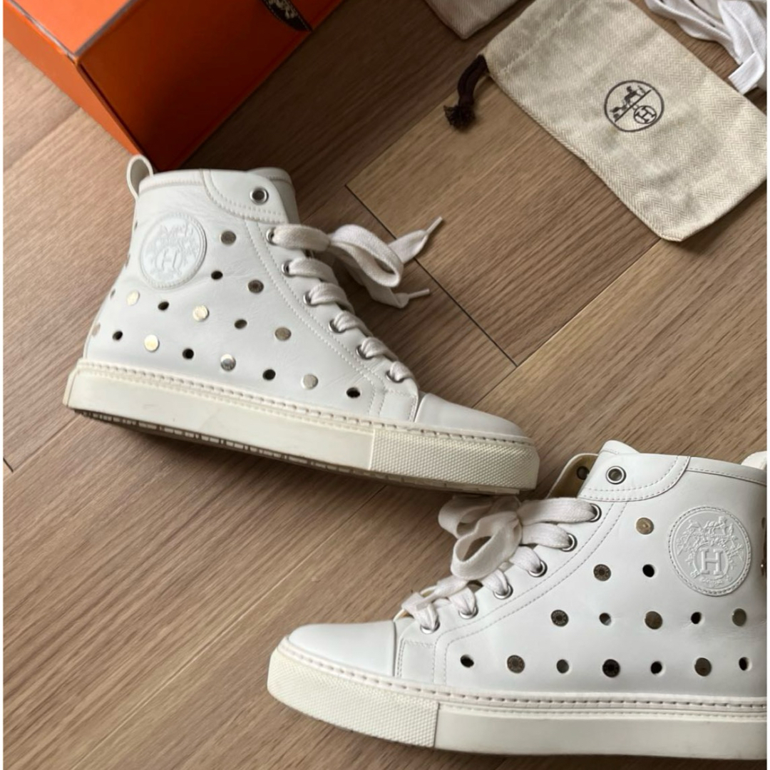 ☆かわいいデザイン☆【Hermes】スニーカー HERMES - 美品HERMES ホワイト ドットクリ抜きセリエデザイン