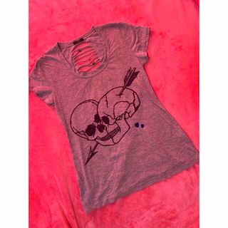 バラク(Barak)のBarak スカルプリント  バック中心部分切り裂きリング 肌見せＴシャツ(Tシャツ(半袖/袖なし))