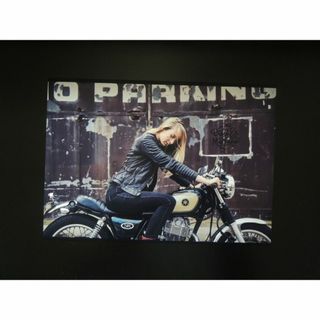 A4 額付き ポスター SR400 バイク 金髪 モデル 美女 キックスタート(フォトフレーム)