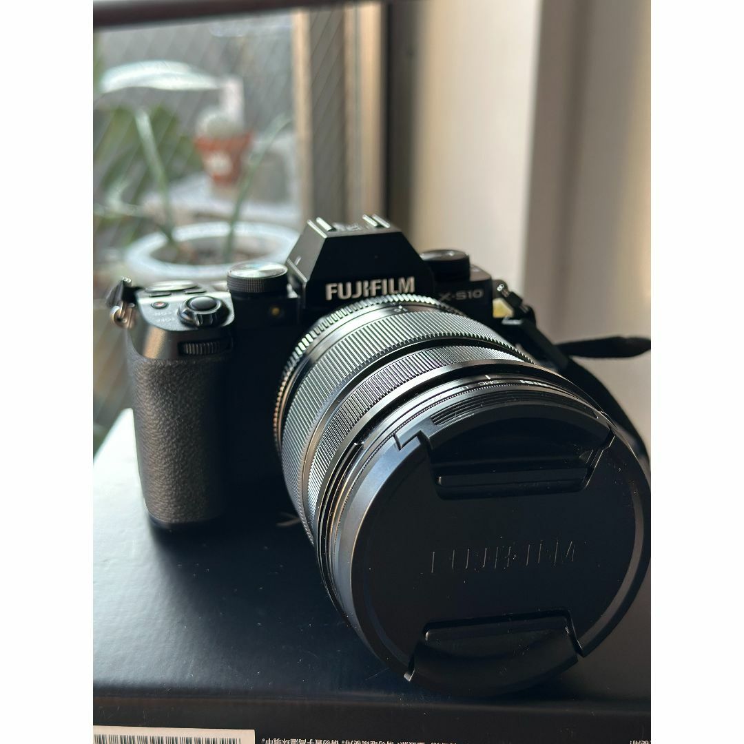 富士フイルム(フジフイルム)の【美品】FUJIFILM X-S10 ＋ XF16-55mm F2.8 セット  スマホ/家電/カメラのカメラ(ミラーレス一眼)の商品写真