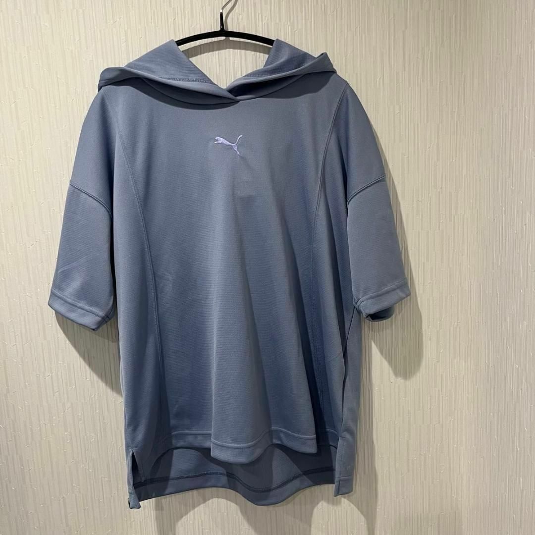 PUMA(プーマ)のPUMA レディース 半袖パーカー ブルーグレー　Sサイズ 未使用 レディースのトップス(Tシャツ(半袖/袖なし))の商品写真