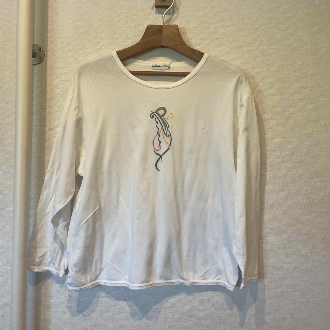 刺繍入りホワイト長袖カットソー　シンプル　ロンT秋冬 レディースのトップス(Tシャツ(長袖/七分))の商品写真